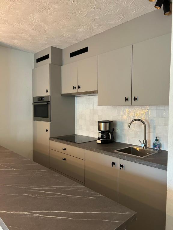 Kuchyň nebo kuchyňský kout v ubytování Cacele - La croisette 5 appartementen en 6 tweepersoonskamers