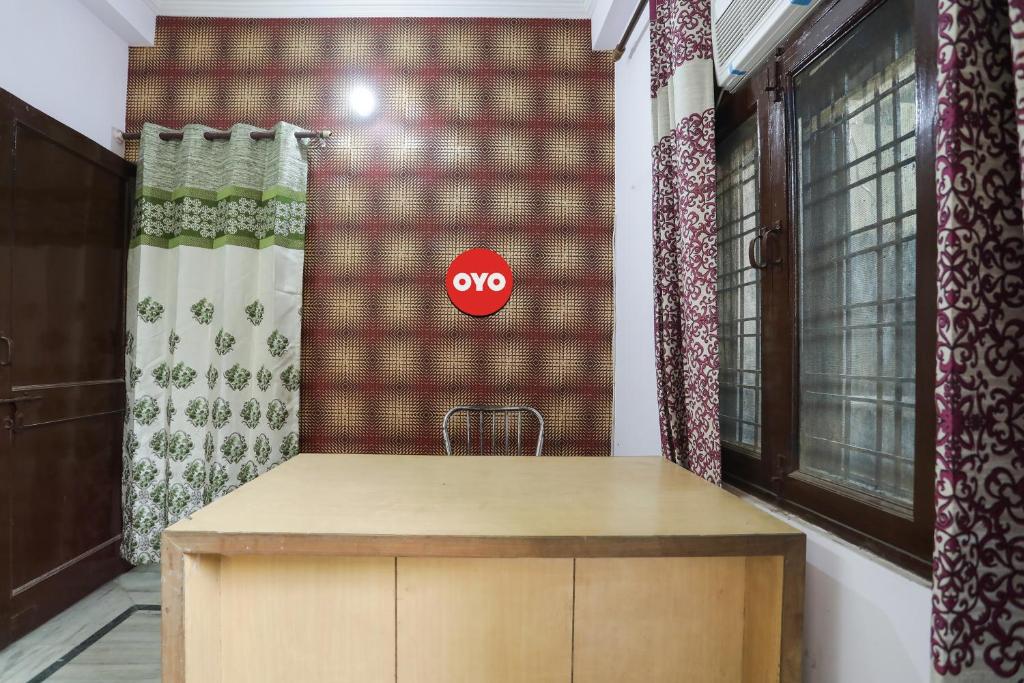 un escritorio en una habitación sin señal en la pared en OYO Flagship Corporate House en Gurgaon
