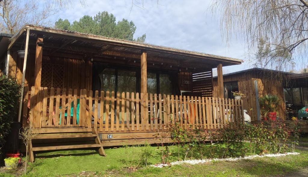 une clôture en bois devant une cabine dans l'établissement Location Saisonnière Onesse-Laharie, à Onesse-et-Laharie