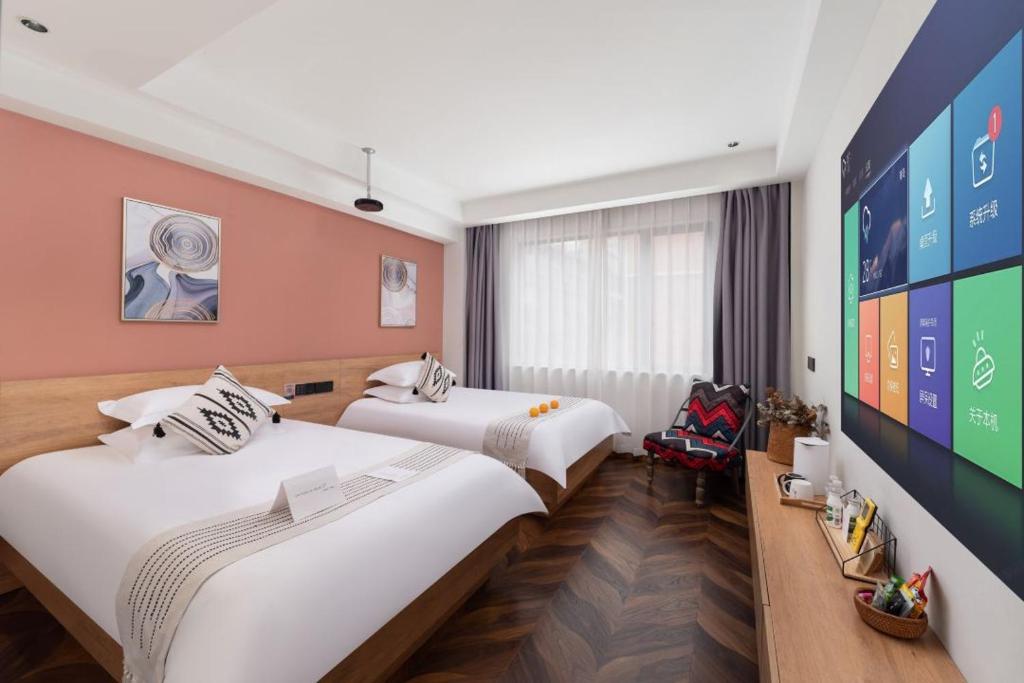 Postel nebo postele na pokoji v ubytování Yiwu Holly Hotel