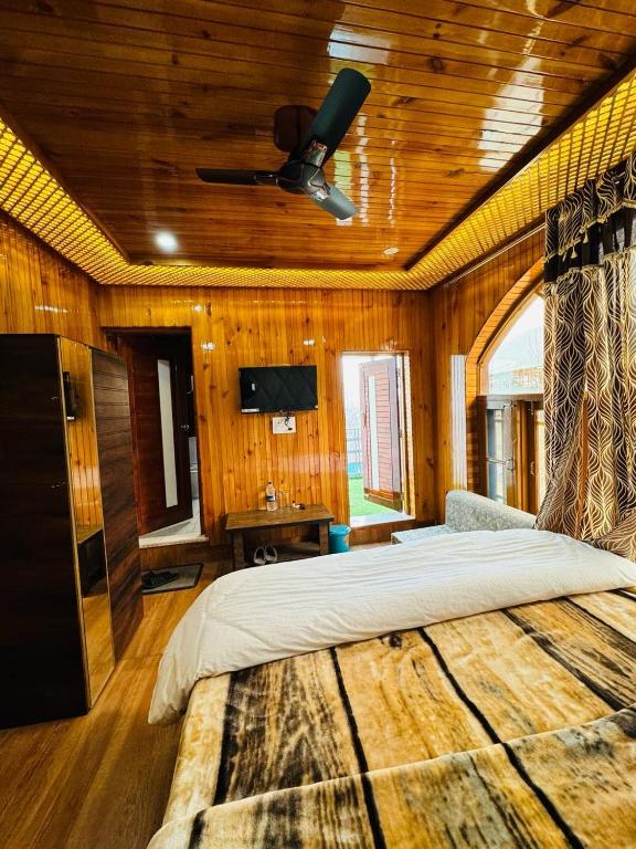 um quarto com uma cama grande e um tecto em Frosty Mountain Resort em Pahalgam