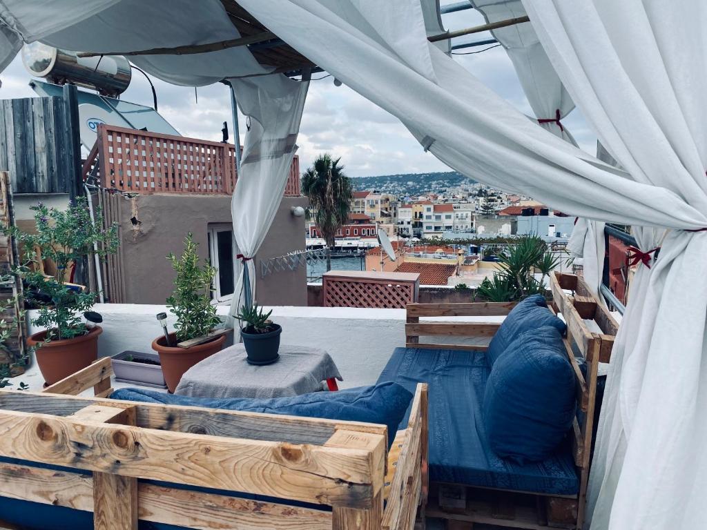 een balkon met een bed en uitzicht op de stad bij DIONI 2 in Chania