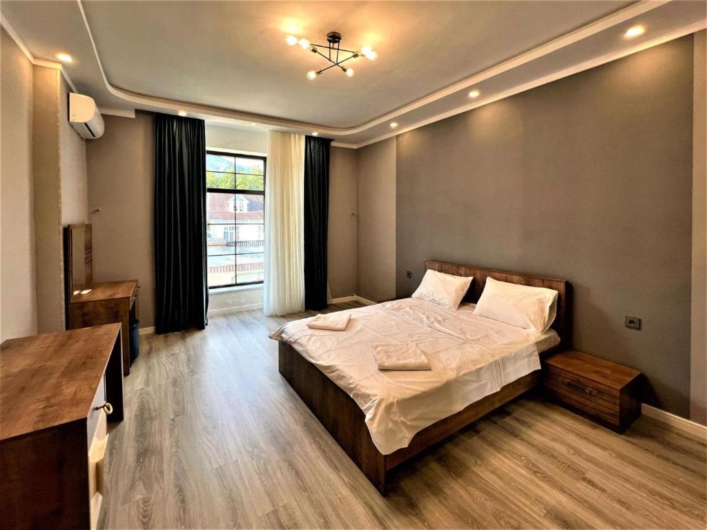 Küsnǝt的住宿－Gabala Villa Premium，一间卧室设有一张大床和一个窗户。