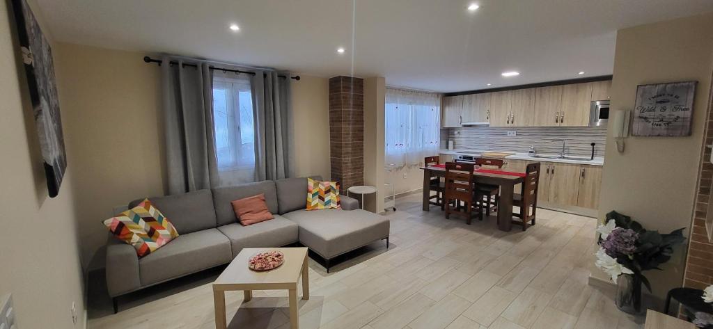 salon z kanapą i kuchnią w obiekcie Apartamento El Montillo w mieście Santa Cruz de Tenerife