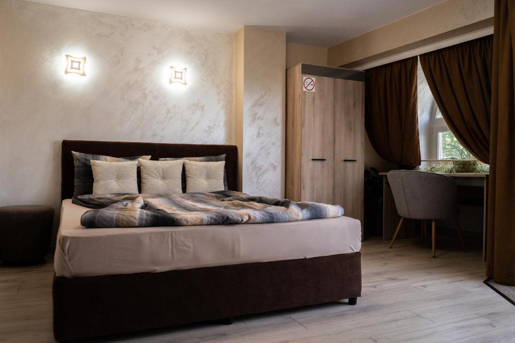 Postel nebo postele na pokoji v ubytování Jeweller Hotel
