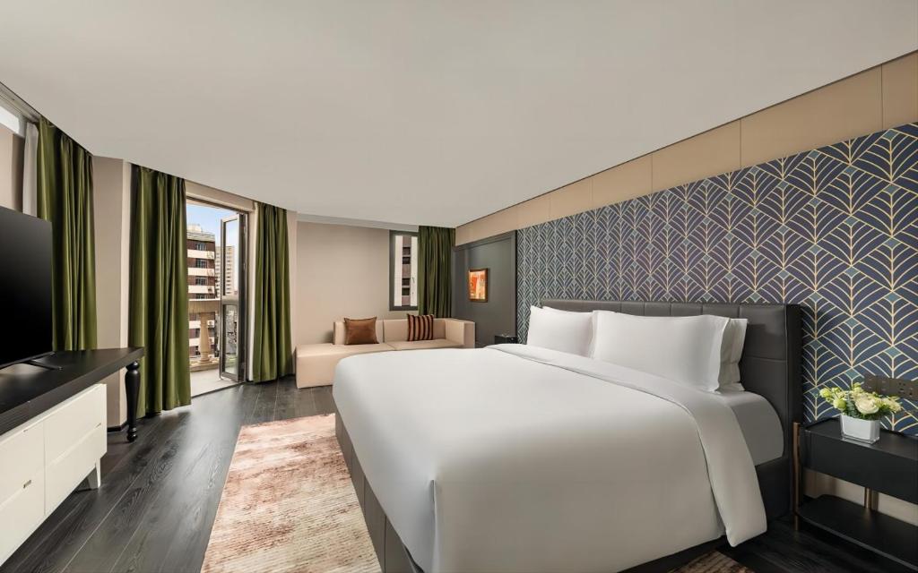 Postel nebo postele na pokoji v ubytování JingLai Bushe Hotel Bund Nanjing West Road Shanghai