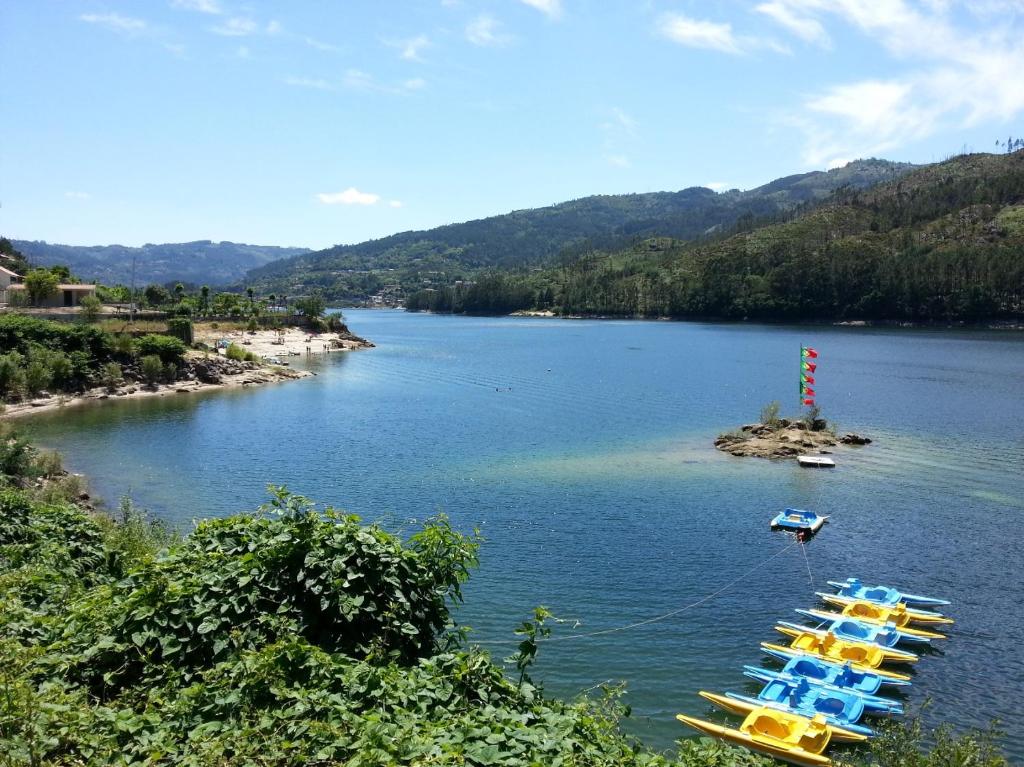 um grupo de barcos ancorados num lago em Beleza Serra Guide Hotel no Gerês