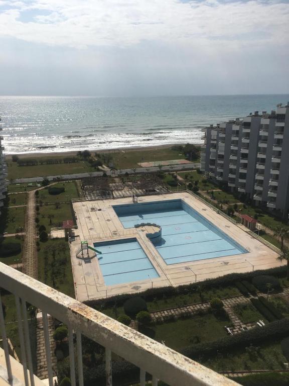 an overhead view of a swimming pool next to the ocean at Mersin Erdemli Aykent Sahil Sitesi in Mersin