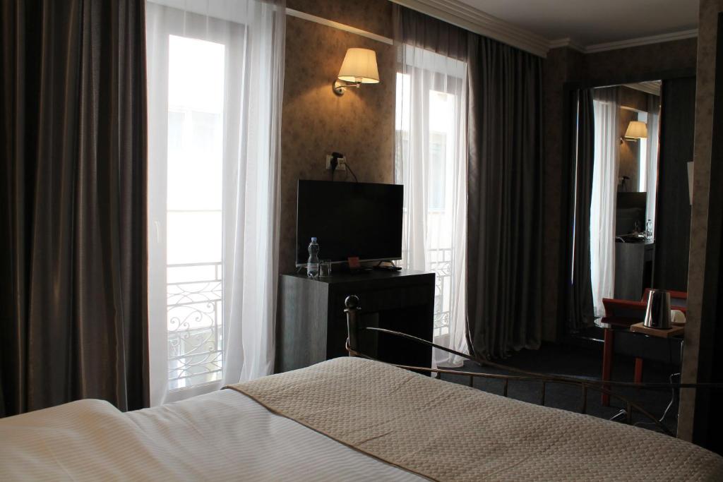 Postel nebo postele na pokoji v ubytování Redline Hotel