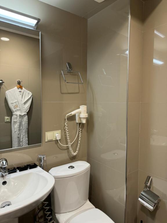 Koupelna v ubytování Redline Hotel