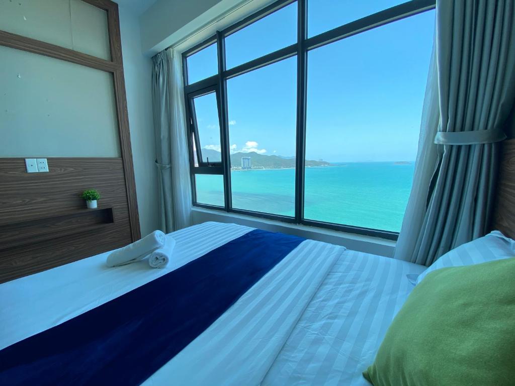 1 dormitorio con 1 cama y vistas al océano en Ocean Dream Apartment Nha Trang en Nha Trang