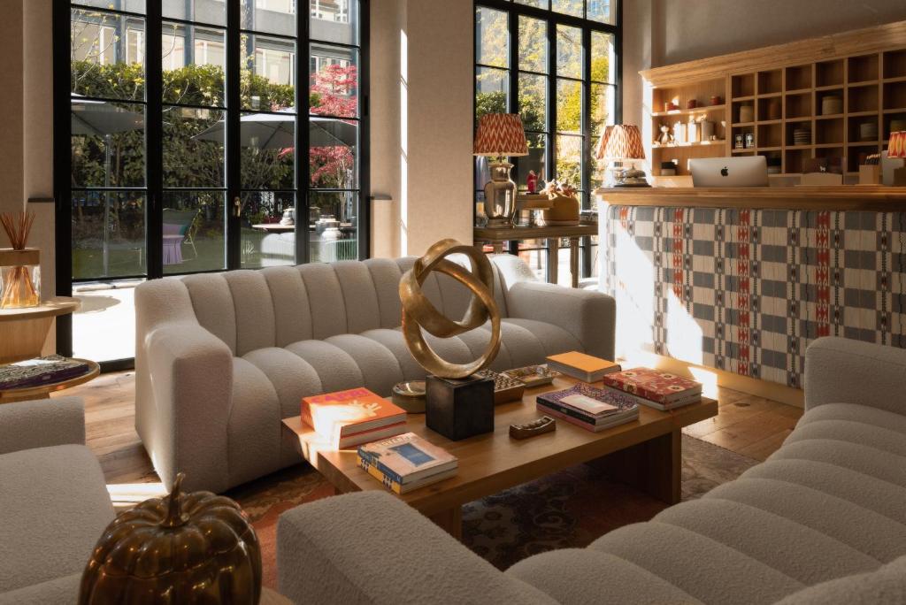 uma sala de estar com sofás e uma mesa de centro em Vmaison Brera Milano em Milão