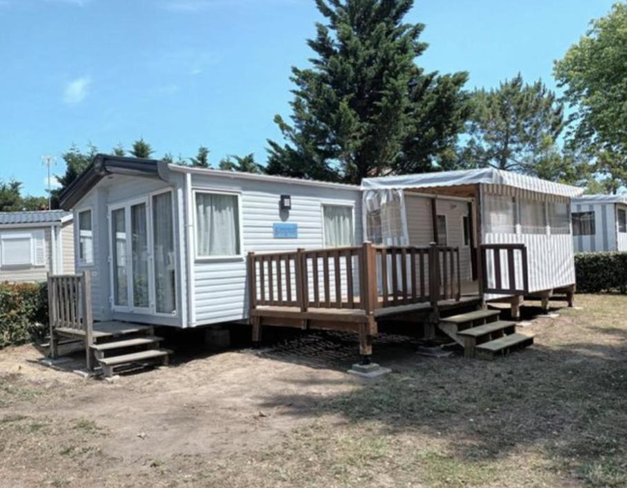a mobile home with a porch and a gazebo at Détente et confort au Bois Dormant camping 4* MH240 in Saint-Jean-de-Monts