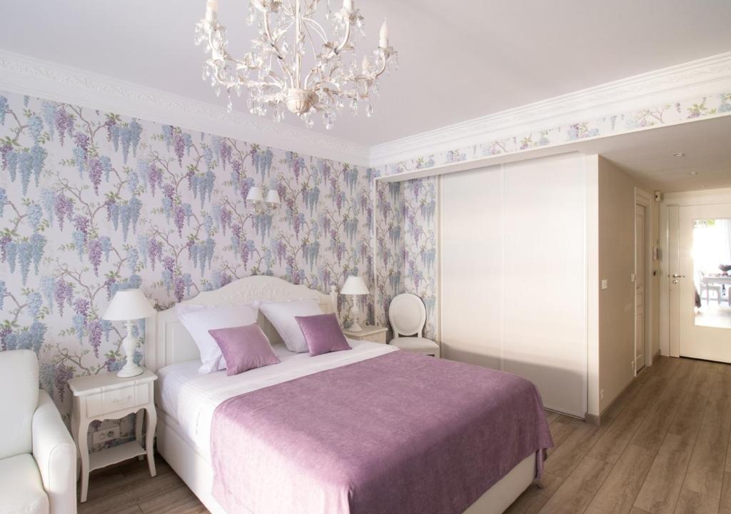 Cannes Imperial Croisette Palais Miramarにあるベッド
