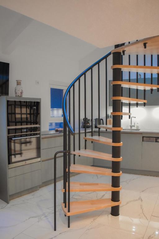 - un escalier en colimaçon dans une cuisine à côté d'une cuisinière dans l'établissement STA5 Cannes, le suquet, à Cannes