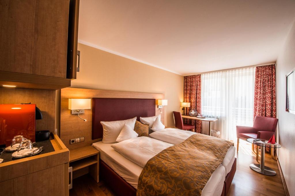 Postel nebo postele na pokoji v ubytování Hotel am Yachthafen