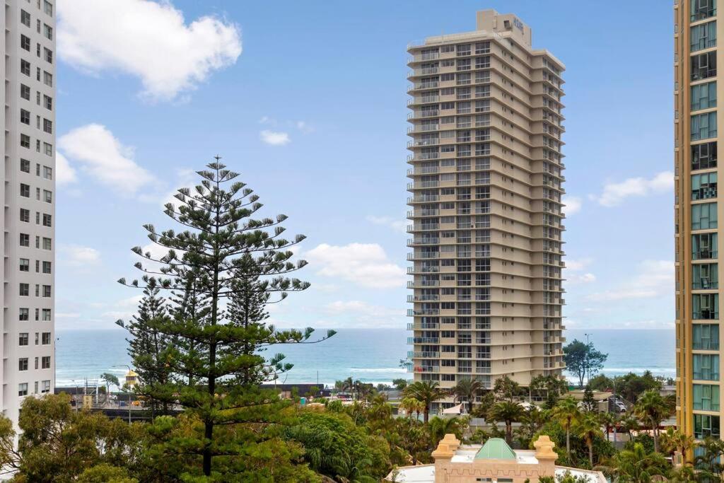 un pino en medio de dos edificios altos en 'Haven' Surfers Paradise en Gold Coast
