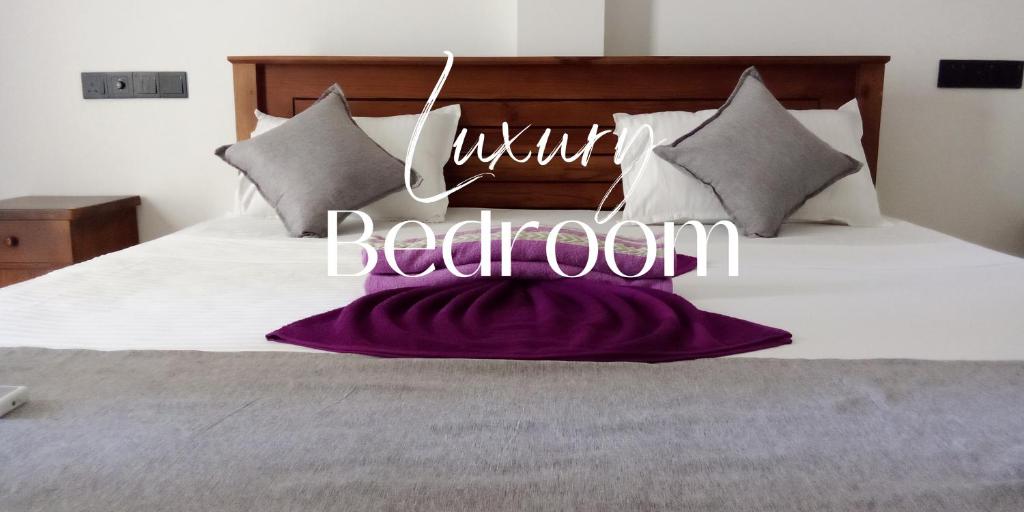Кровать или кровати в номере LaRoy Mirissa