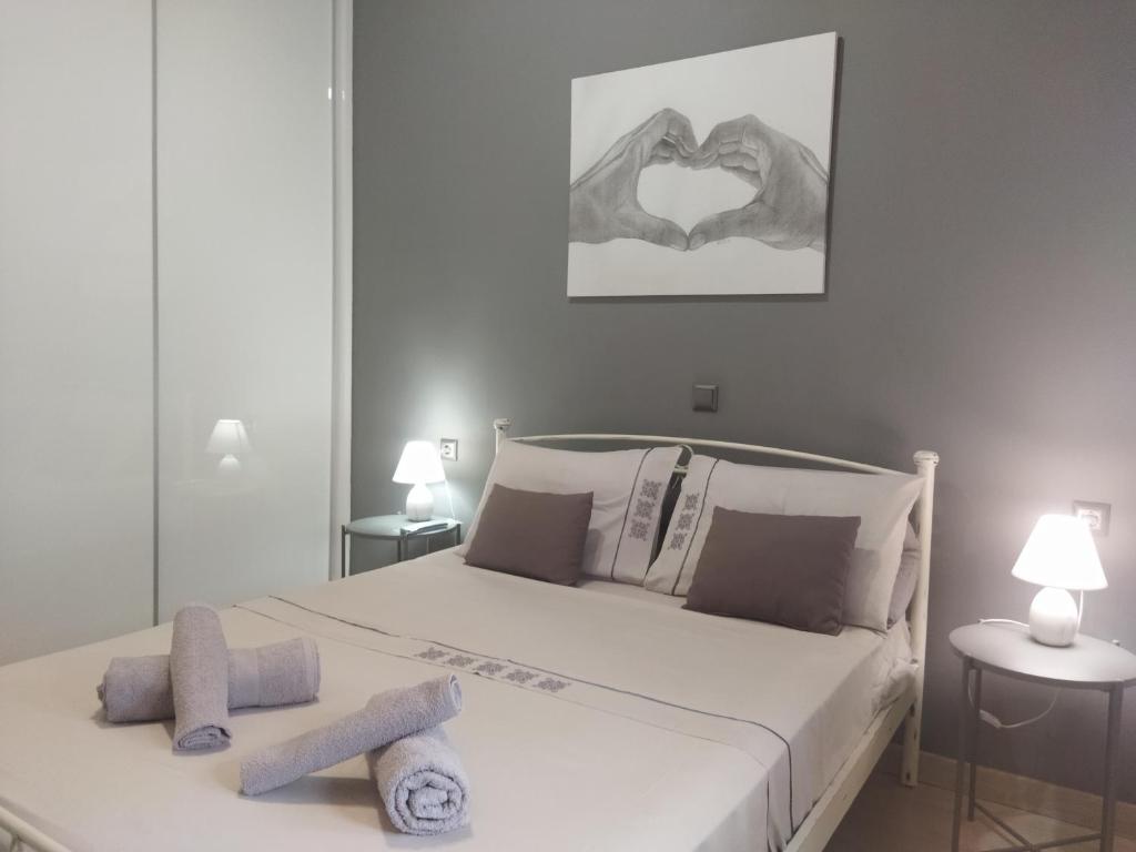 um quarto com uma cama com duas toalhas em Grey Sense Luxury Apartment em Heraclião