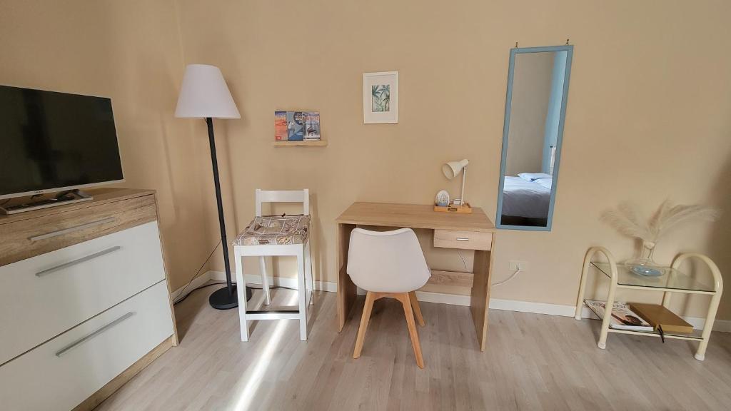 a room with a desk and a television and a chair at Casa Relax in Nettuno