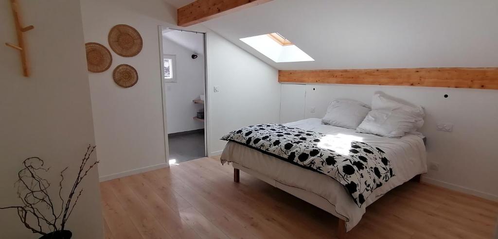 Ένα ή περισσότερα κρεβάτια σε δωμάτιο στο Ohaïna Villa & Suites - Piscine chauffée - 4km de la plage