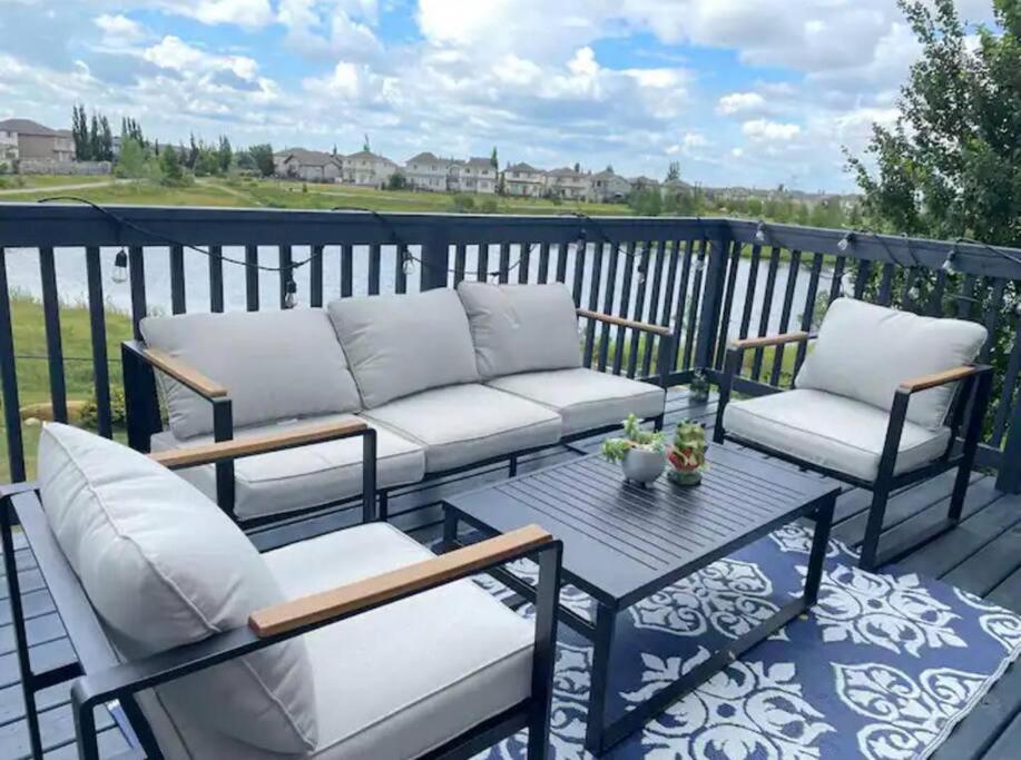 een patio met twee banken en een tafel op een terras bij Best home with lake view in Edmonton