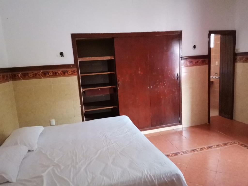una camera con letto e porta scorrevole in vetro di Mares a Tizimín