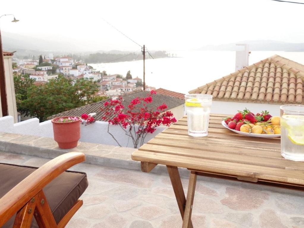 einen Tisch mit einer Obstschale auf dem Balkon in der Unterkunft Panoramic View apartment in Poros
