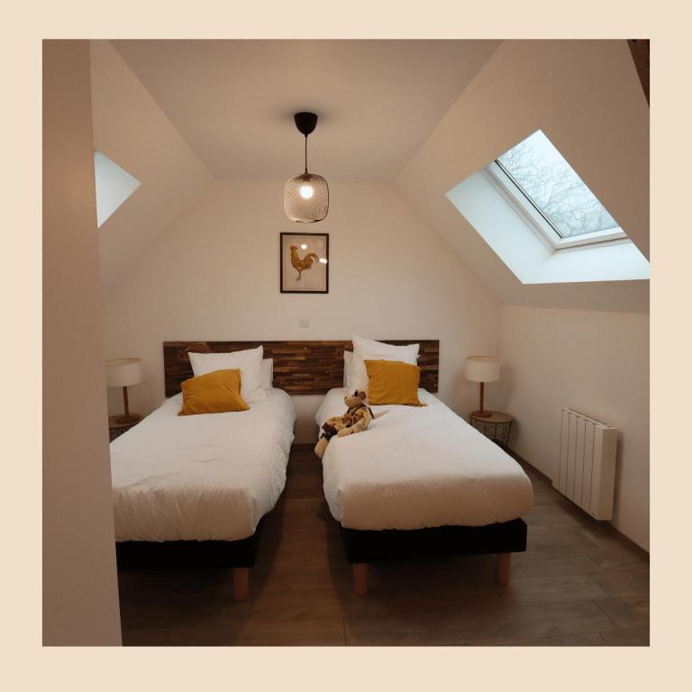 Duas camas num quarto com uma clarabóia em Au vert des lys Overkoken em Haverskerque
