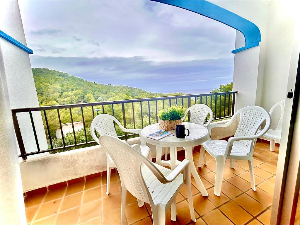 uma varanda com uma mesa e cadeiras e uma vista em Apartamento en Ibiza em Cala San Vicente