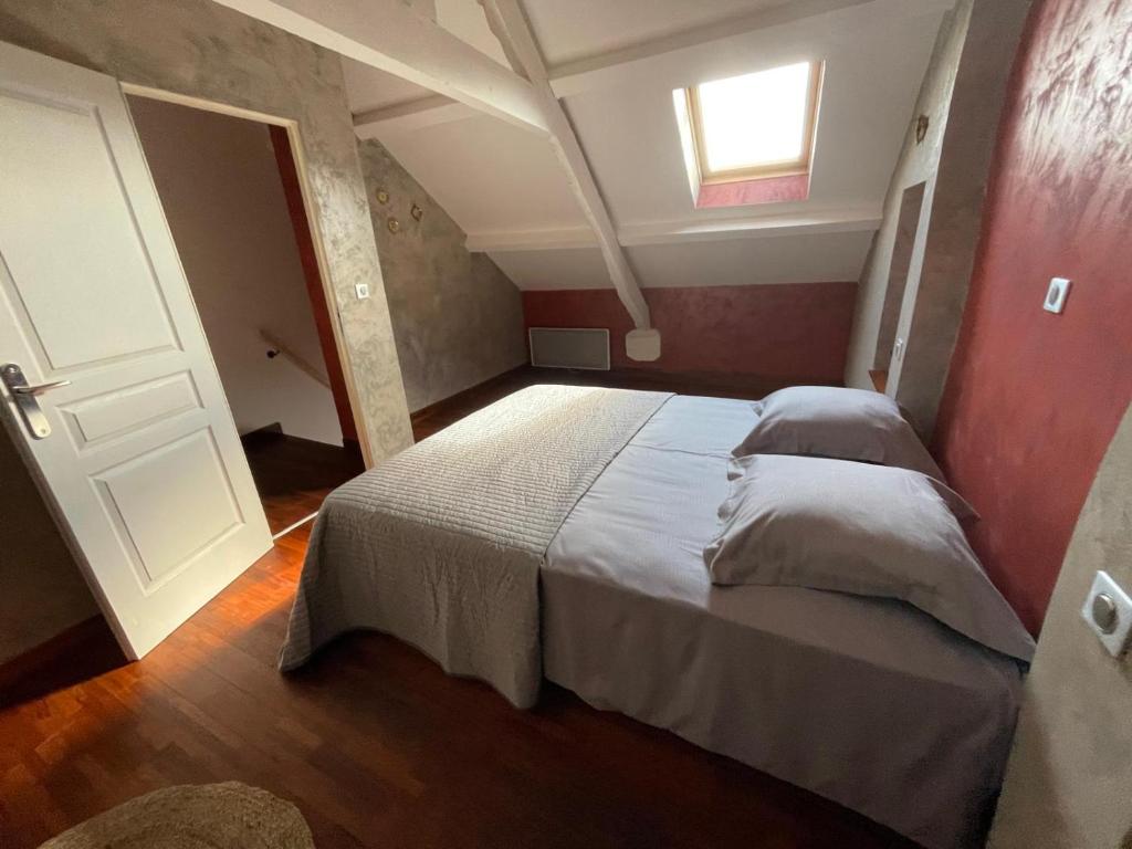 una camera con un grande letto di CAMILLE à VER SUR MER a Ver-sur-Mer