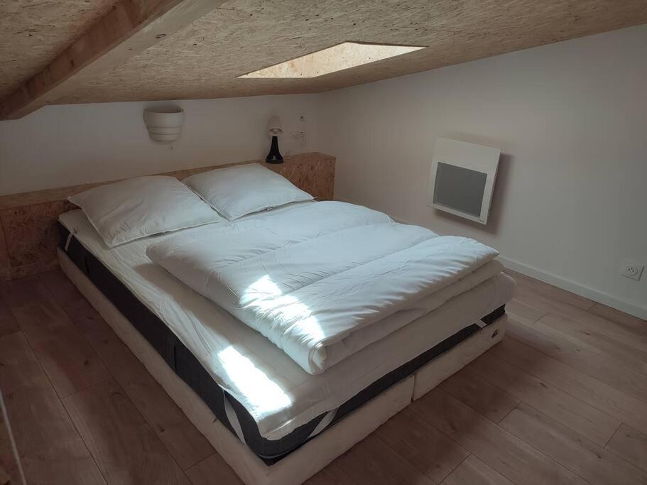 uma cama grande num quarto com em Maison de bourg équipée à 20mn du Puy du Fou - 4 pers em Bazoges-en-Paillers