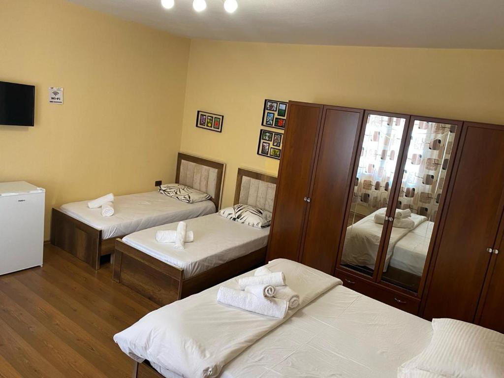 מיטה או מיטות בחדר ב-Vila Haznedari