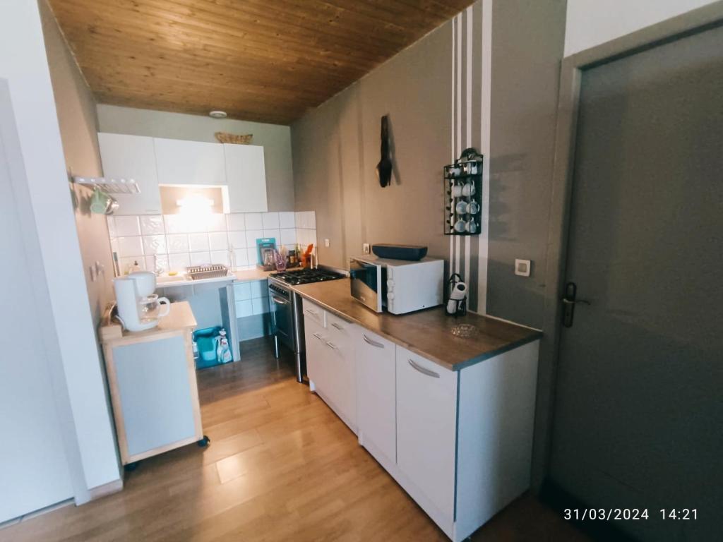 Kuchyňa alebo kuchynka v ubytovaní Datcha La Charrette