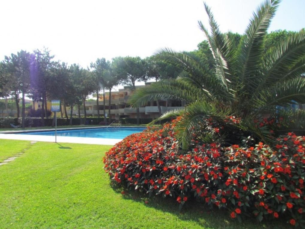 A garden outside Nice Apartment with Pool and Tennis court - Beach Place Included by Beahost