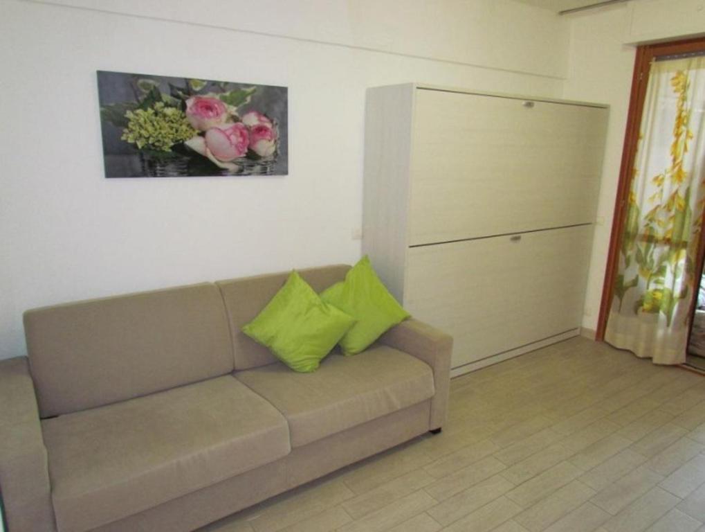 A seating area at Nice Apartment with Pool and Tennis court - Beach Place Included by Beahost