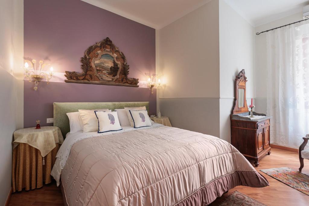a bedroom with a large bed with two pillows at Appartamento Luxury Ai Greci in Venice