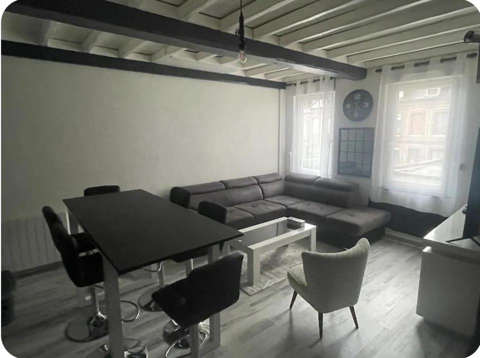 un salon avec un canapé, une table et des chaises dans l'établissement Proche plage port commerces et gare à 2h de Paris, à Fécamp