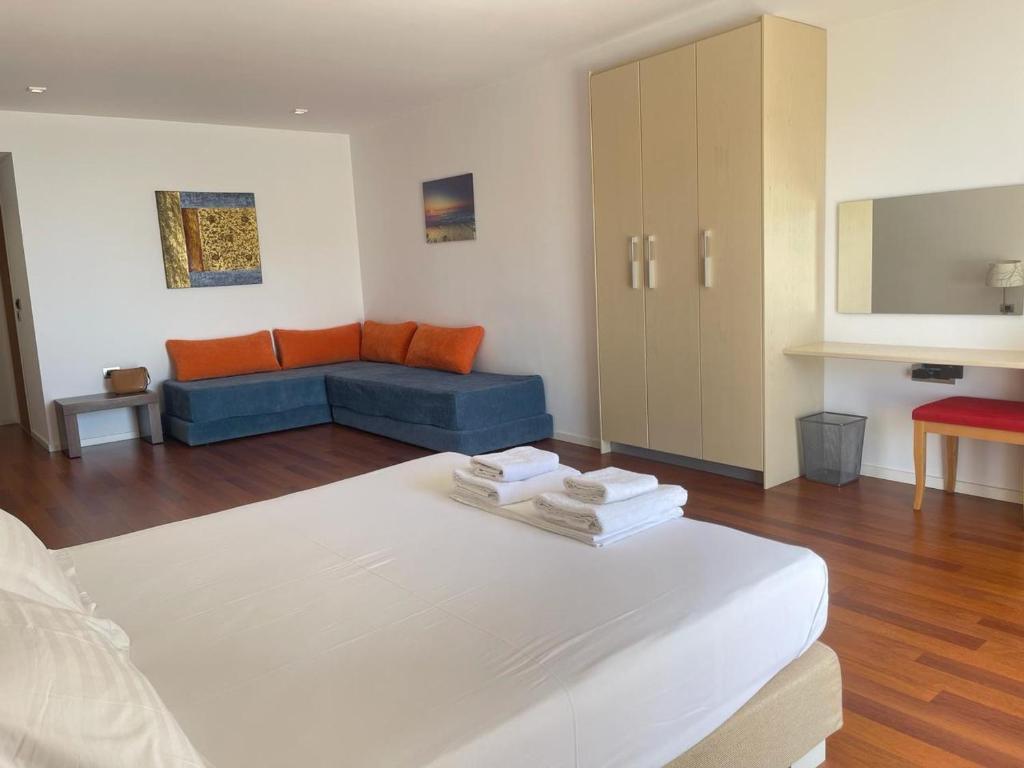 Postel nebo postele na pokoji v ubytování 3B Suites Boutique Hotel