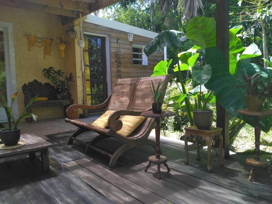Zahrada ubytování La petite case jaune , jaccuzi pierre à 3 min à pied du bassin Manapany, vue mer