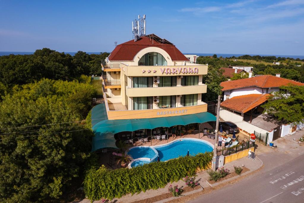 Bazén v ubytování Hotel Varvara nebo v jeho okolí