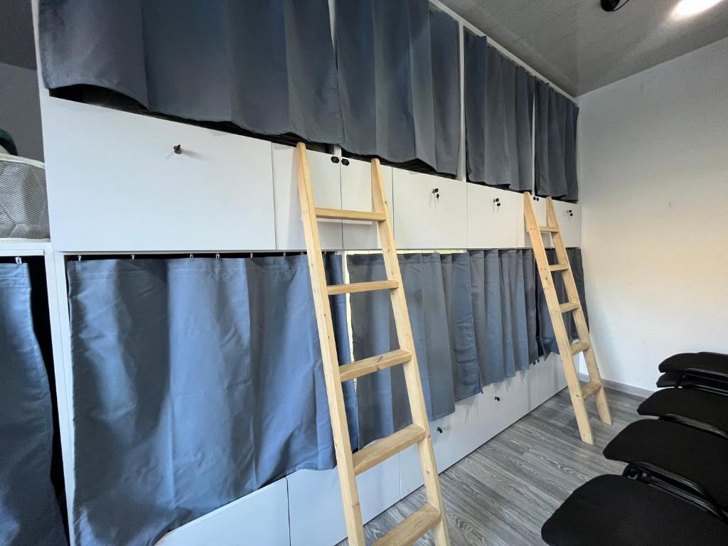 Palanda nebo palandy na pokoji v ubytování Hostel La Casa Dilijan