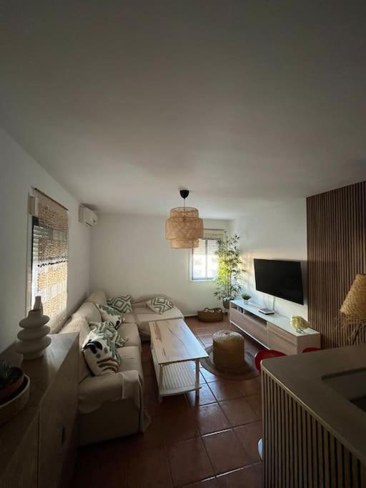 a living room with a couch and a table at Apartamento en Las Negras in Las Negras