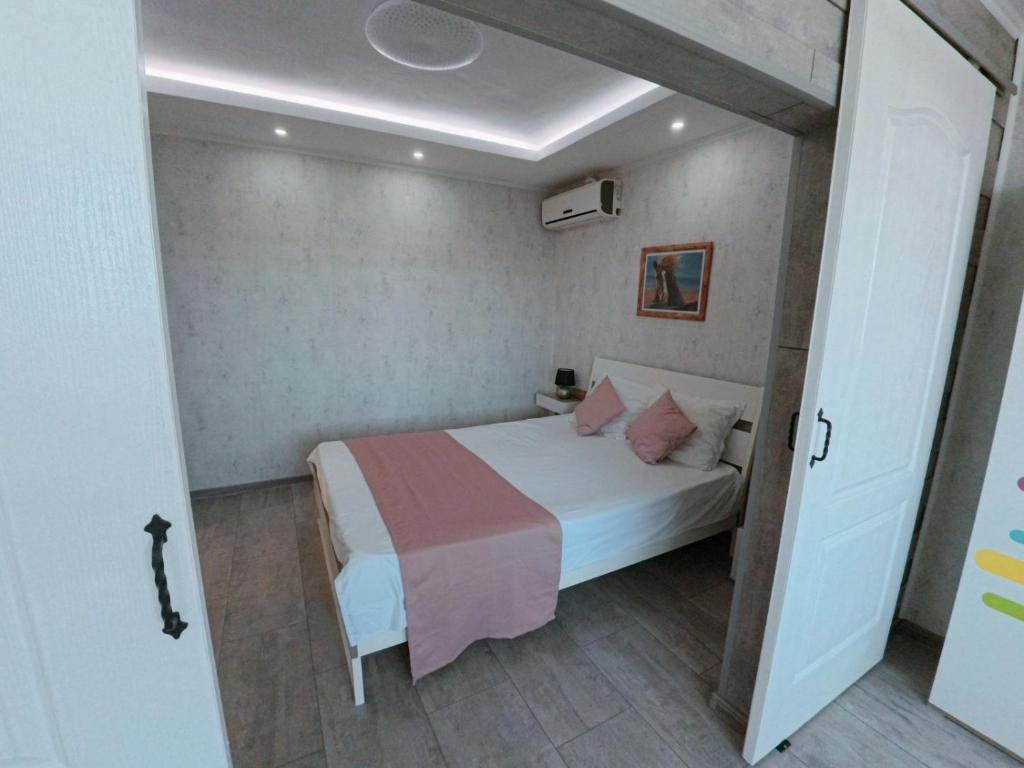 En eller flere senge i et værelse på Апартамент Александрови