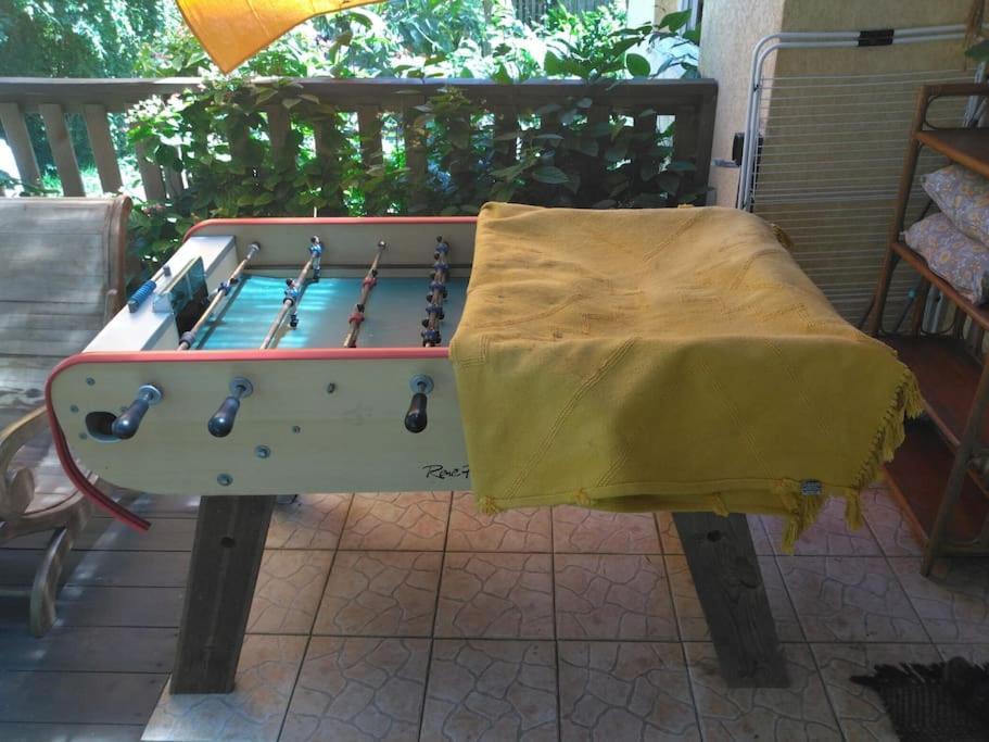 Stolní tenis v ubytování La petite case jaune , jaccuzi pierre à 3 min à pied du bassin Manapany, vue mer nebo okolí