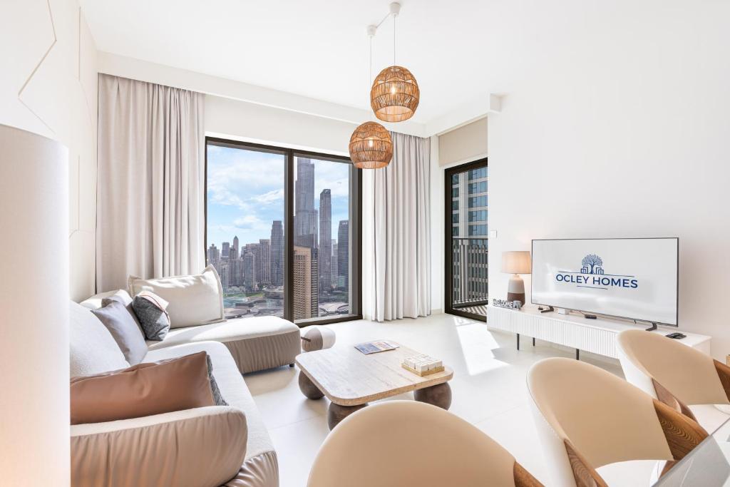ドバイにあるPremium Home on 45th Floor with Full Burj Viewのリビングルーム(白い家具、大きな窓付)