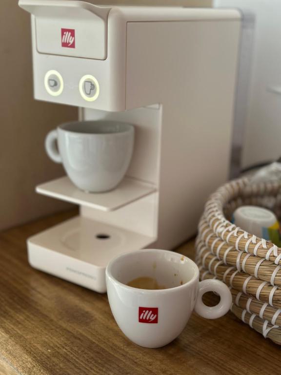Příslušenství pro přípravu čaje a kávy v ubytování Èlia Luxury Rooms