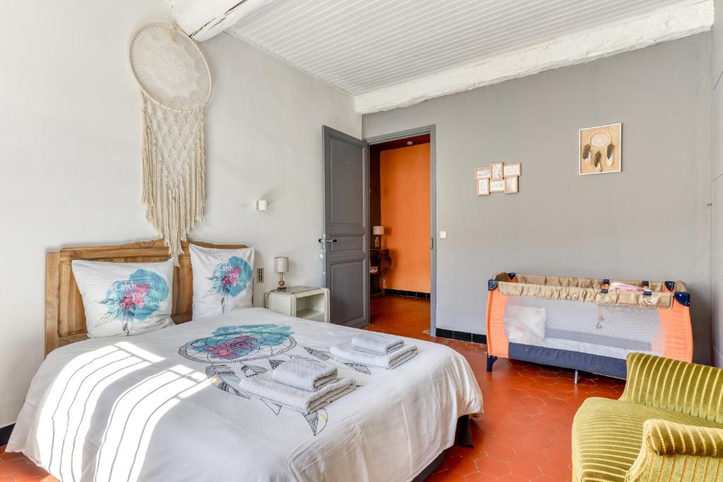 a bedroom with a bed and a couch at Le Grappillon in Fitou