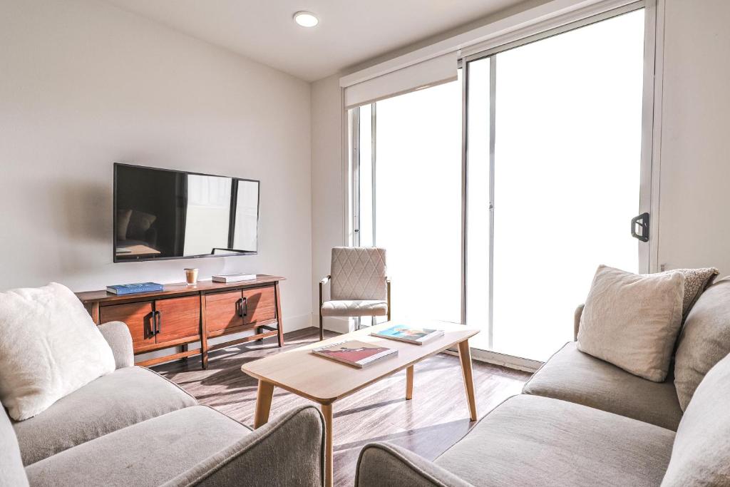 - un salon avec deux canapés et une télévision dans l'établissement Modern 2BD & 2BTH Santa Monica 5 min to the Pier, à Los Angeles