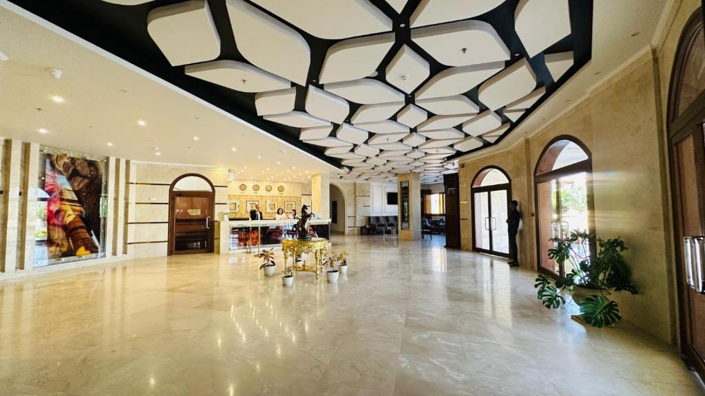 um grande átrio com um tecto em caixote e uma grande sala em Badr Hotel & Resort El Kharga em Al Khārijah